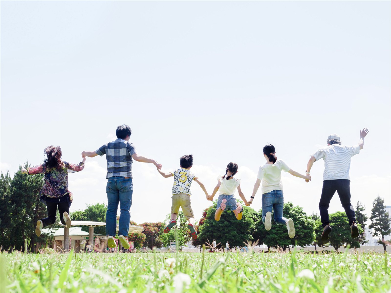 地域の大人と子どもたちが手をつなぎ、一緒に過ごす様子