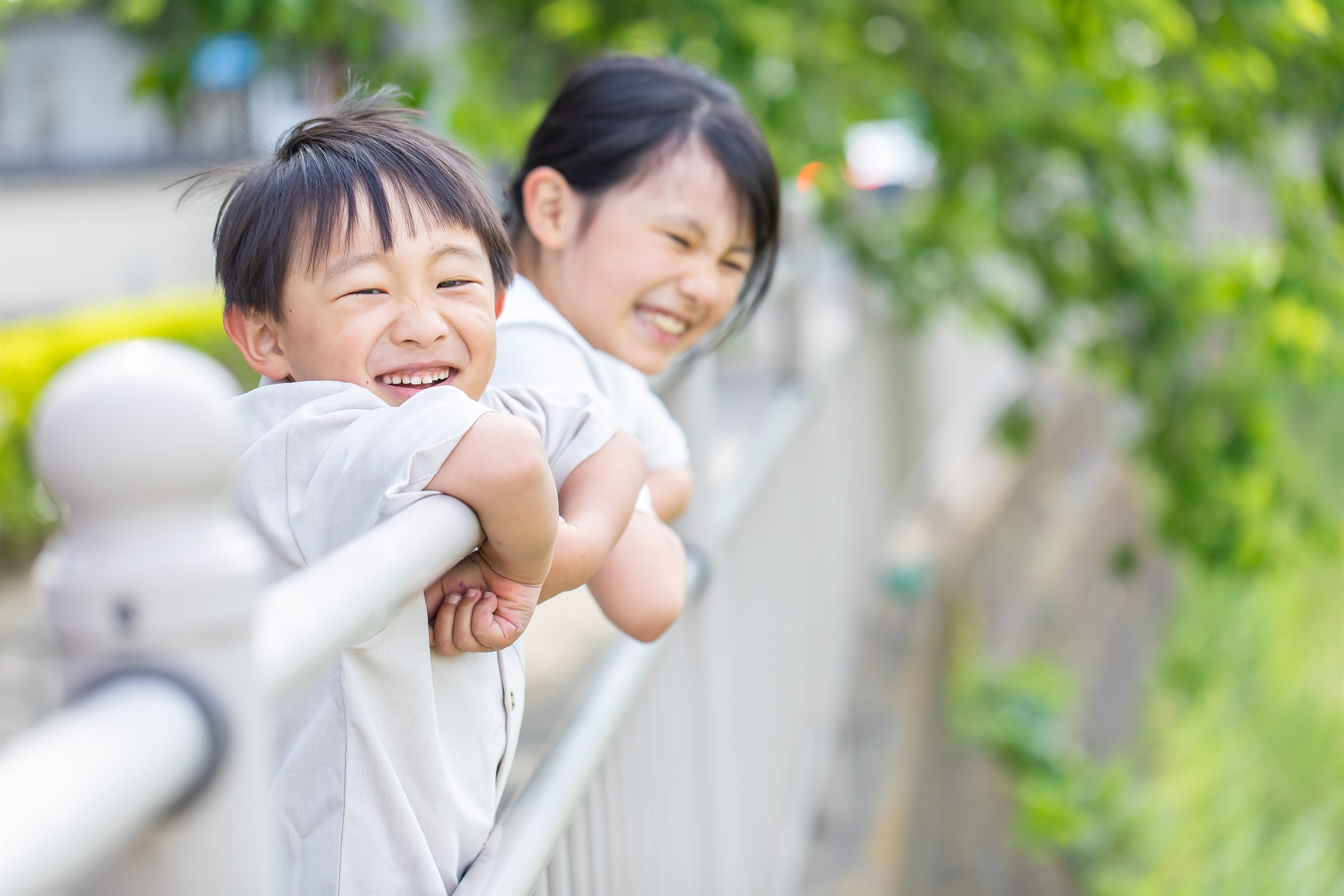 屋外で笑顔を見せる子どもたち