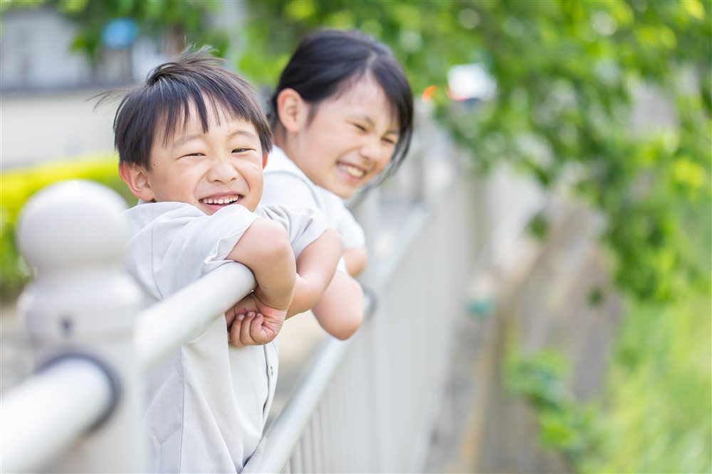 屋外で笑顔を見せる子どもたち