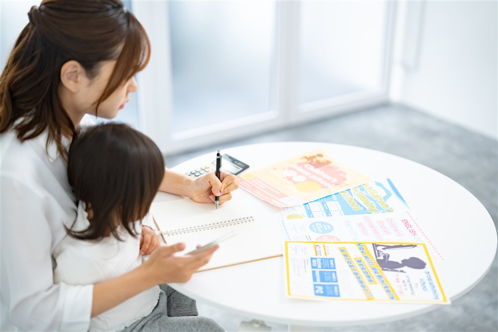 机を囲んで学習に取り組む子どもと先生