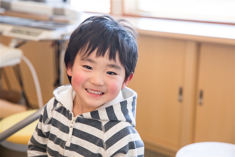 教室で笑顔を見せる子ども