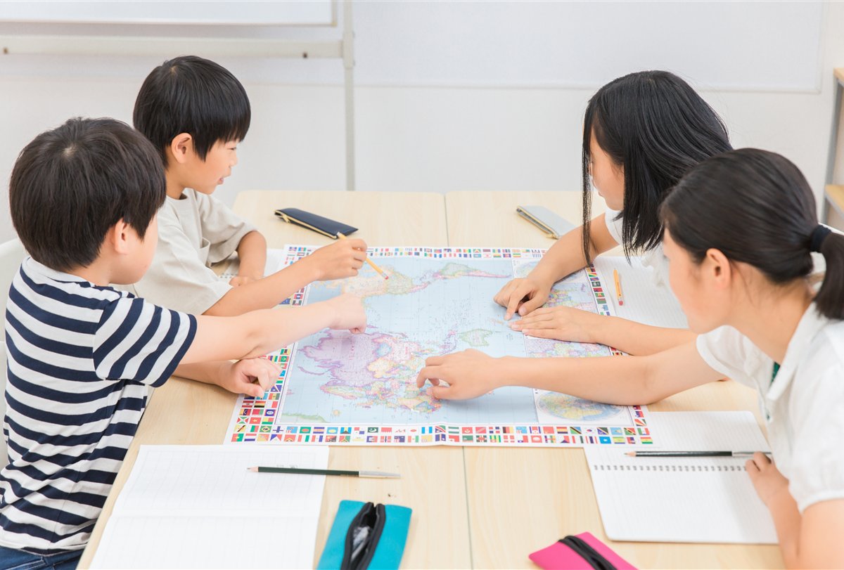 子どもたちが地図を囲んで話し合う、しんか会議と自由活動の様子